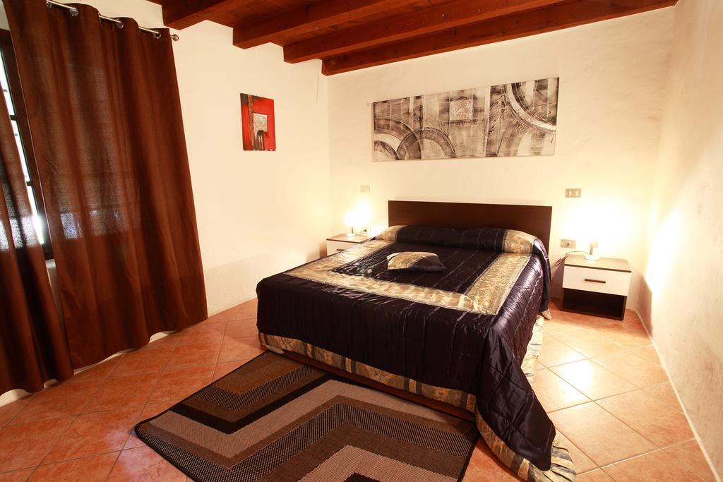 Agriturismo Licensi Del Bresa Villa Monzambano Habitación foto